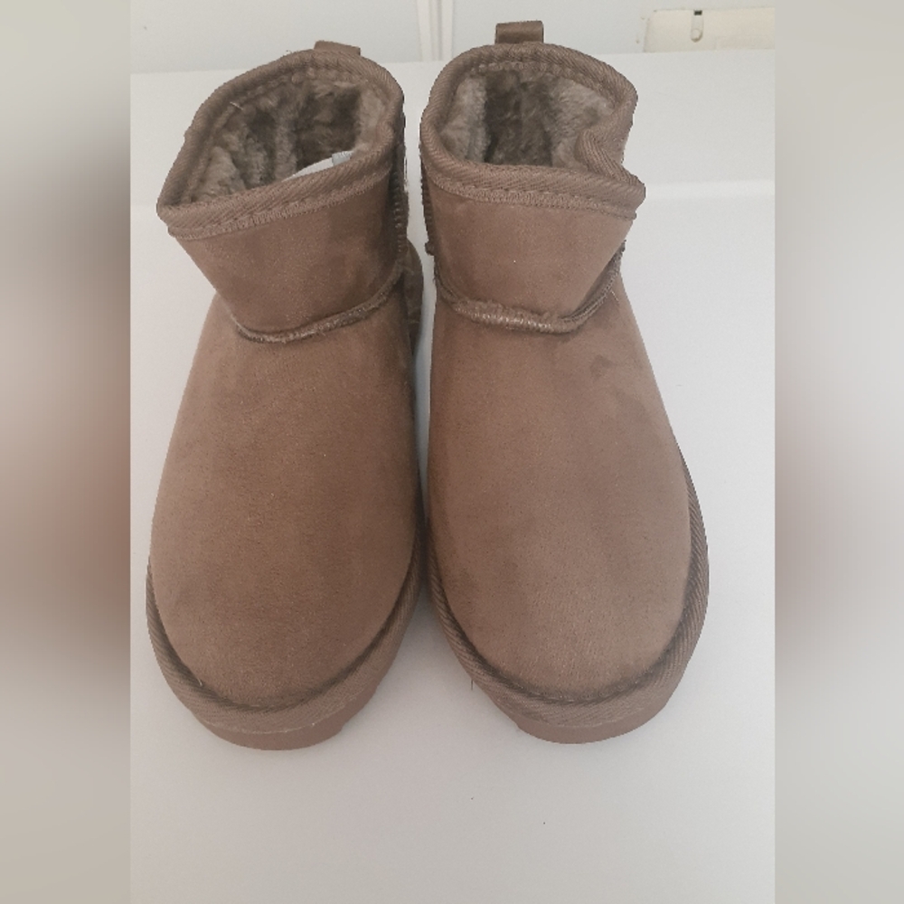 Light brown cozy Ardene boots - size 6